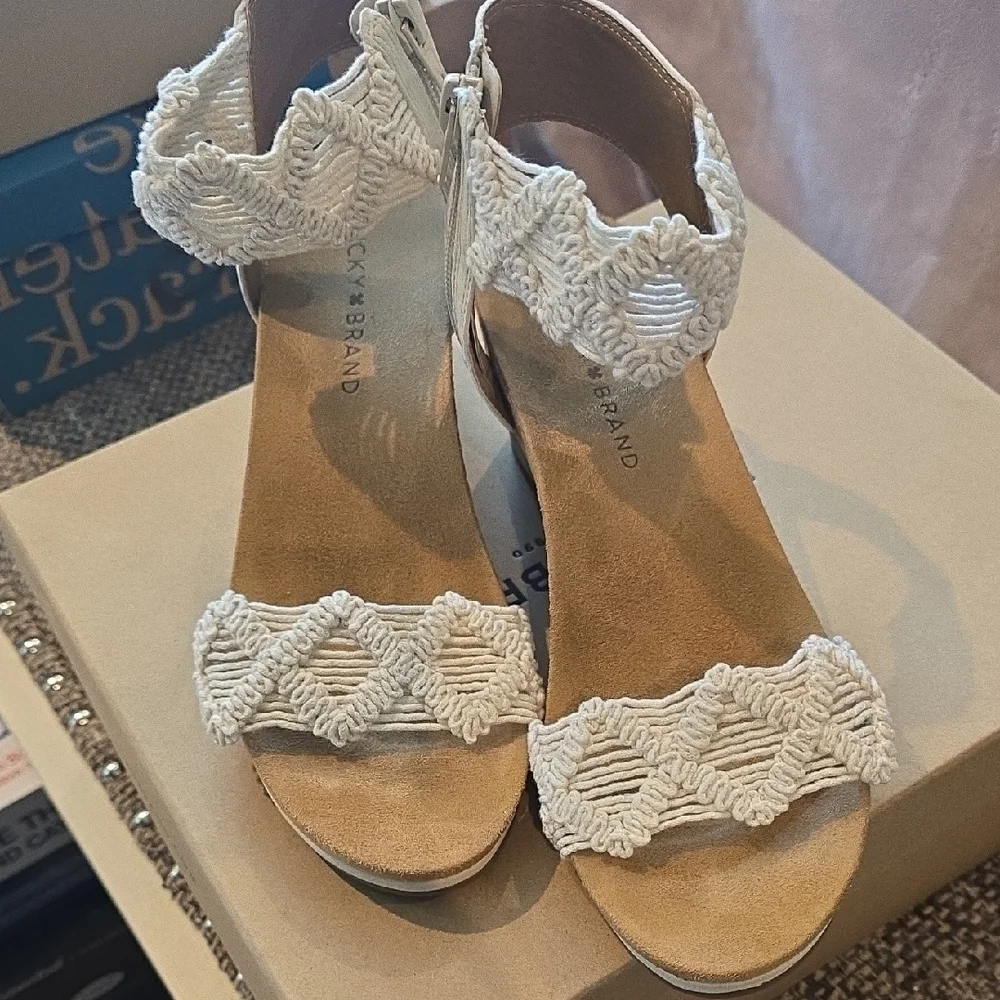 Lucky Brand Women's Tan and Cream Wedges - Picture 3 of 9